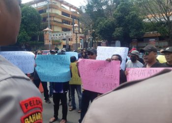 Puluhan massa menggelar aksi di depan Polresta Malang Kota. Mereka melaporkan Roy Suryo. (Foto/M Sholeh)