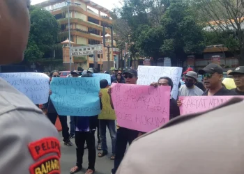 Puluhan massa menggelar aksi di depan Polresta Malang Kota. Mereka melaporkan Roy Suryo. (Foto/M Sholeh)