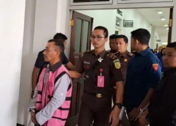 Para tersangka korupsi KUR Fiktif BRI Cabang Kota Batu saat digelandang oleh petugas Kejari. Foto: Azmy