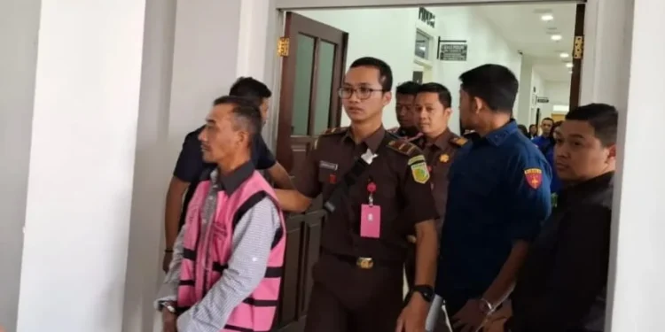 Para tersangka korupsi KUR Fiktif BRI Cabang Kota Batu saat digelandang oleh petugas Kejari. Foto: Azmy