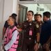 Para tersangka korupsi KUR Fiktif BRI Cabang Kota Batu saat digelandang oleh petugas Kejari. Foto: Azmy