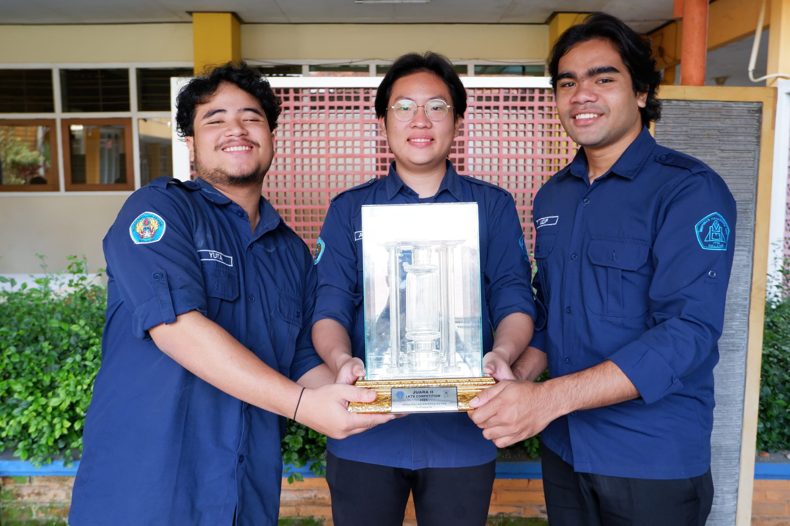 Para mahasiswa ITN Malang yang berhasil juara 2 lomba kuat tekan beton. Foto/dok ITN Malang