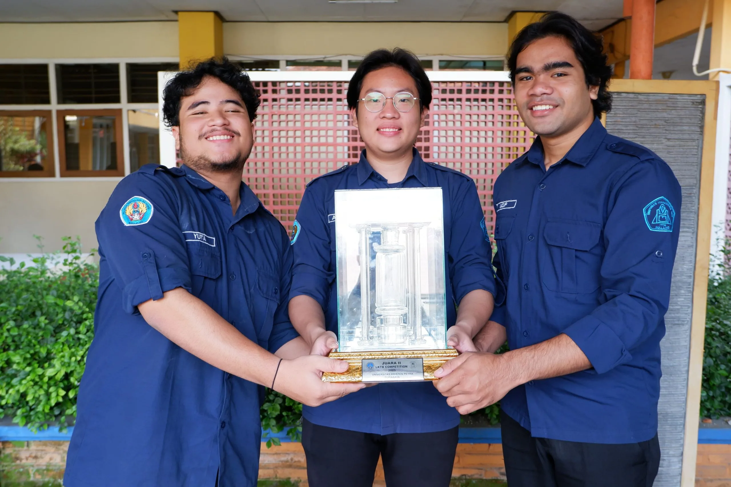 Para mahasiswa ITN Malang yang berhasil juara 2 lomba kuat tekan beton. Foto/dok ITN Malang