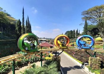 Sky bike, wahana bersepeda di atas hamparan taman bunga yang indah di Taman Rekreasi Selecta Kota Batu. Foto: Selecta
