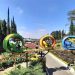 Sky bike, wahana bersepeda di atas hamparan taman bunga yang indah di Taman Rekreasi Selecta Kota Batu. Foto: Selecta