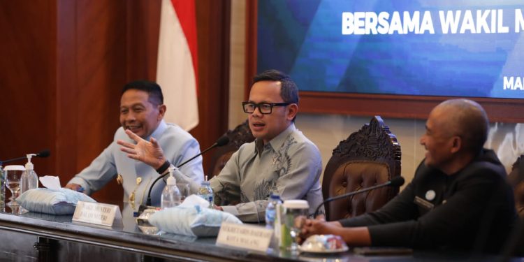 Wamendagri RI, Bima Arya Sugiarto saat menghadiri rapat konsolidasi di Balai Kota Malang. (Foto/dok. Prokopim Setda Kota Malang)