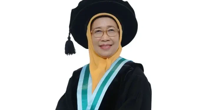 Kisah inspiratif Guru Besar Unisma, Prof. Dr. Ir. Istirochah Pujiwati, M.P dari anak sopir menjadi guru besar. /Foto: Dok.Istimewa