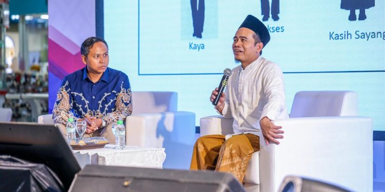 KH Thoha Abrori (kanan) saat mengisi acara komunitas IIBF di Matos beberap waktu lalu. Foto: dok IIBF.