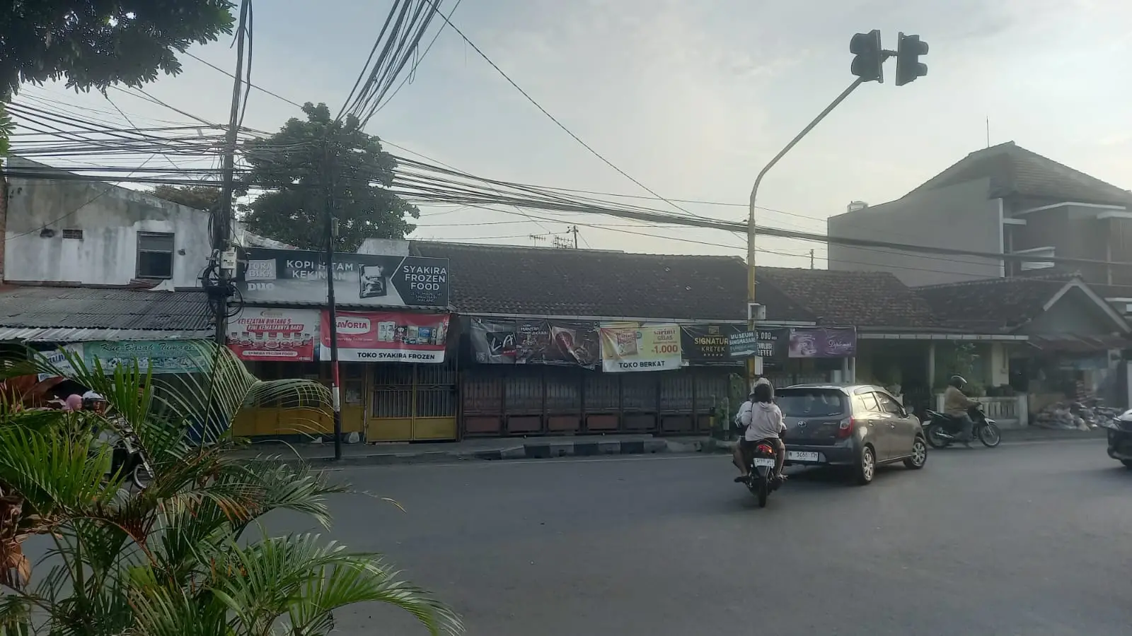 Spanduk di pertigaan Jalan Tumapel terpantau sudah diturunkan. Foto: Aisyah Nawangsari Putri