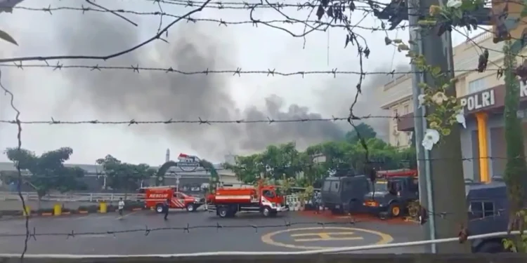 Api melahap habis salah satu wahana di Museum Angkut Jatim Park. Foto: Damkar Kota Batu