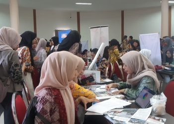 Edu Fair dan Job Fair dalam event Career Days SMKN 2 Malang mendapat animo besar pengunjung baik dari lulusan SMKN 2 Malang maupun umum. (Foto/M Sholeh)