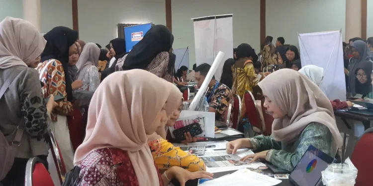 Edu Fair dan Job Fair dalam event Career Days SMKN 2 Malang mendapat animo besar pengunjung baik dari lulusan SMKN 2 Malang maupun umum. (Foto/M Sholeh)