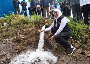 Gubernur Jawa Timur, meninjau SPAM yang baru diresmikan. Foto: Pemkab Malang