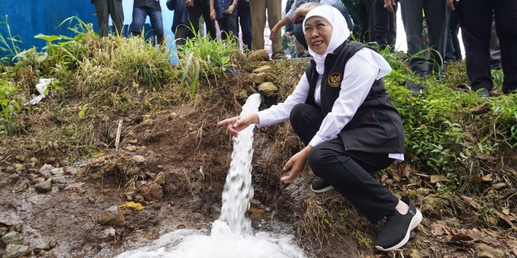 Gubernur Jawa Timur, meninjau SPAM yang baru diresmikan. Foto: Pemkab Malang