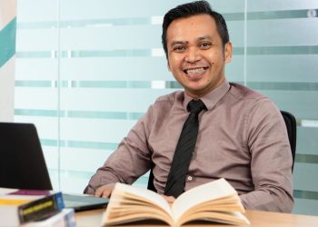 Dr. Mohammad Iqbal, sosok calon Dekan FIA UB dengan segudang prestasi dan kontribusi akademik kelas dunia. Foto: Dok. Pribadi
