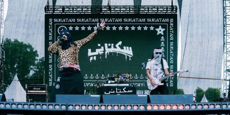 Penampilan Sukatani dalam salah satu panggung sebelumnya (foto: Instagram/@sukatani.band)