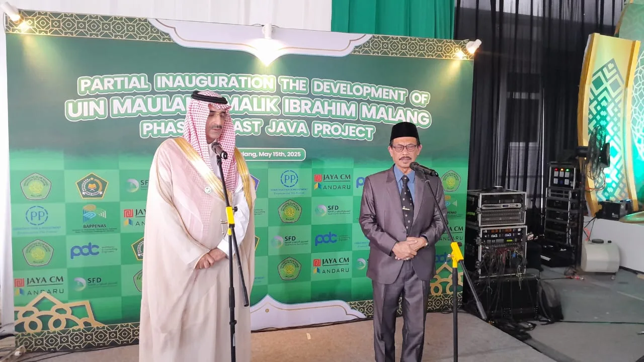  Rektor UIN Malang, Prof. Dr. Zainuddin, M.A didampingi Perwakilan SFD, Abdulrahman Almarshad memberikan keterangan pers terkait peresmian Gedung Arrahim. /Foto: Tugumalang.id/Bagus Rachmad Saputra.