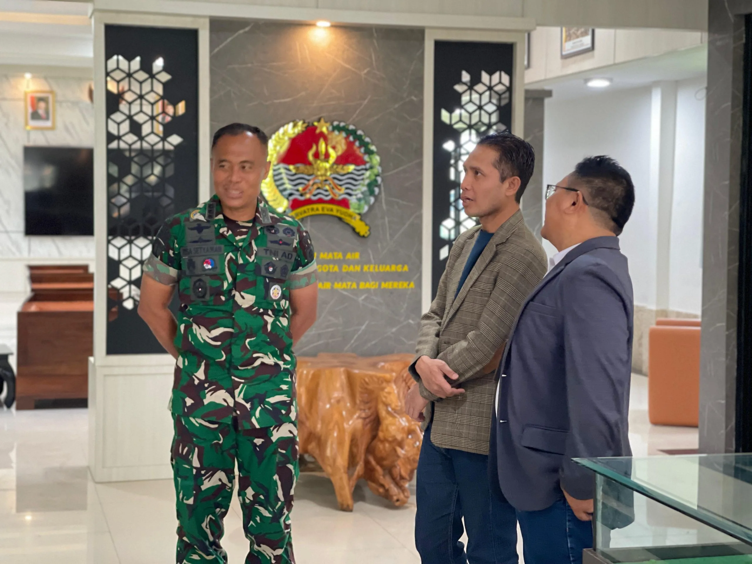 Kolonel inf Risa Wahyu Pudji Setyawan, BS.,M.Han (kiri) bersama Ahmad Mustaqir (kanan). Foto/dok