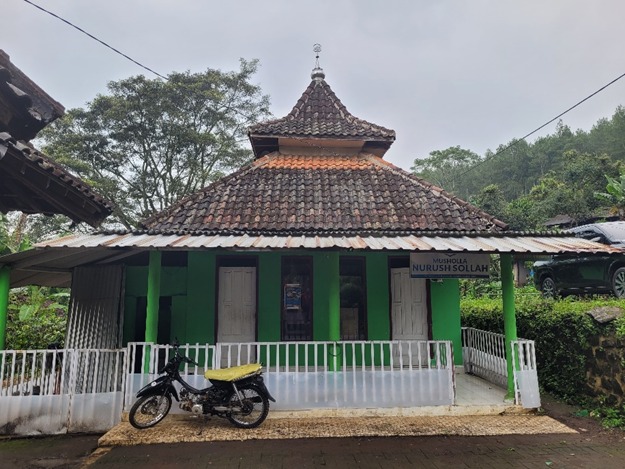 Musala Nurush Sollah kini sudah memiliki lampu. Foto/dok