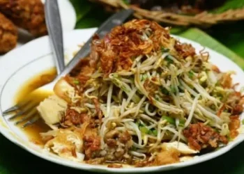 Rekomendasi tempat lontong balap terenak di Malang dengan cita rasa otentik, lengkap dengan alamat dan jam buka. /Foto: Google Review Lontong Balap Pak Sidjan