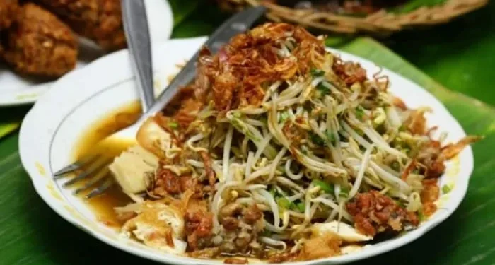 Rekomendasi tempat lontong balap terenak di Malang dengan cita rasa otentik, lengkap dengan alamat dan jam buka. /Foto: Google Review Lontong Balap Pak Sidjan