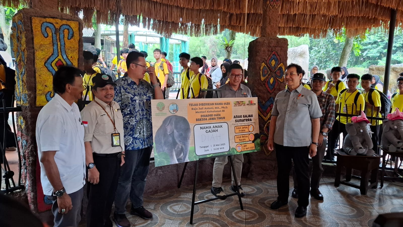 Peresmian nama anak gajah baru di Batu Secret Zoo bersama BBKSDA Jatim. Foto: Azmy