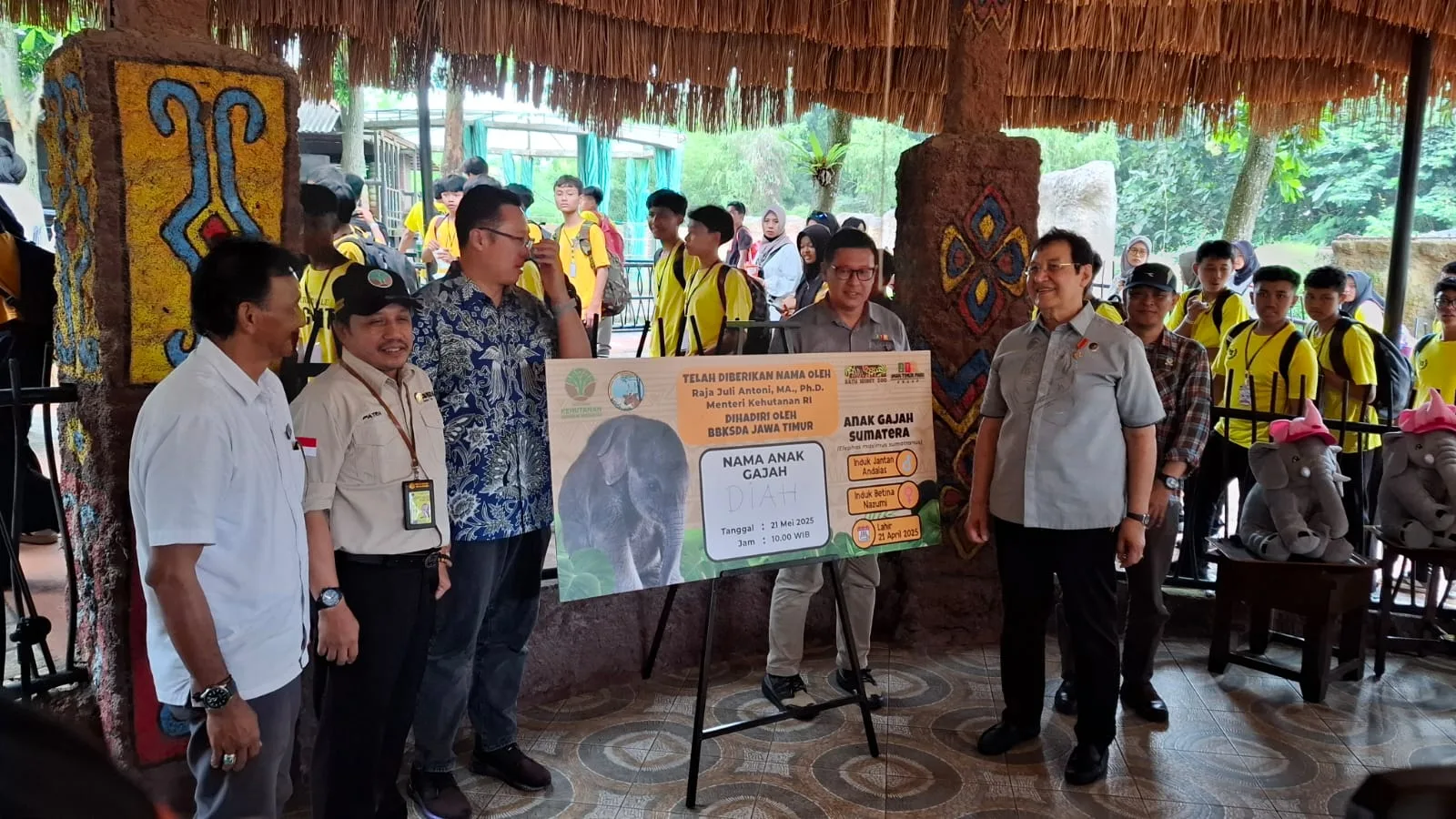 Peresmian nama anak gajah baru di Batu Secret Zoo bersama BBKSDA Jatim. Foto: Azmy