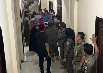 Penggerebekan rumah kos kosan yang menjadi lokasi penangkapan mucikari di Kota Malang dan 3 pasangan bukan suami istri di Kota Malang. (Foto/dok. Satpol PP Kota Malang)