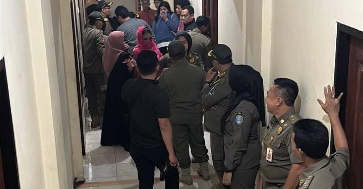 Penggerebekan rumah kos kosan yang menjadi lokasi penangkapan mucikari di Kota Malang dan 3 pasangan bukan suami istri di Kota Malang. (Foto/dok. Satpol PP Kota Malang)