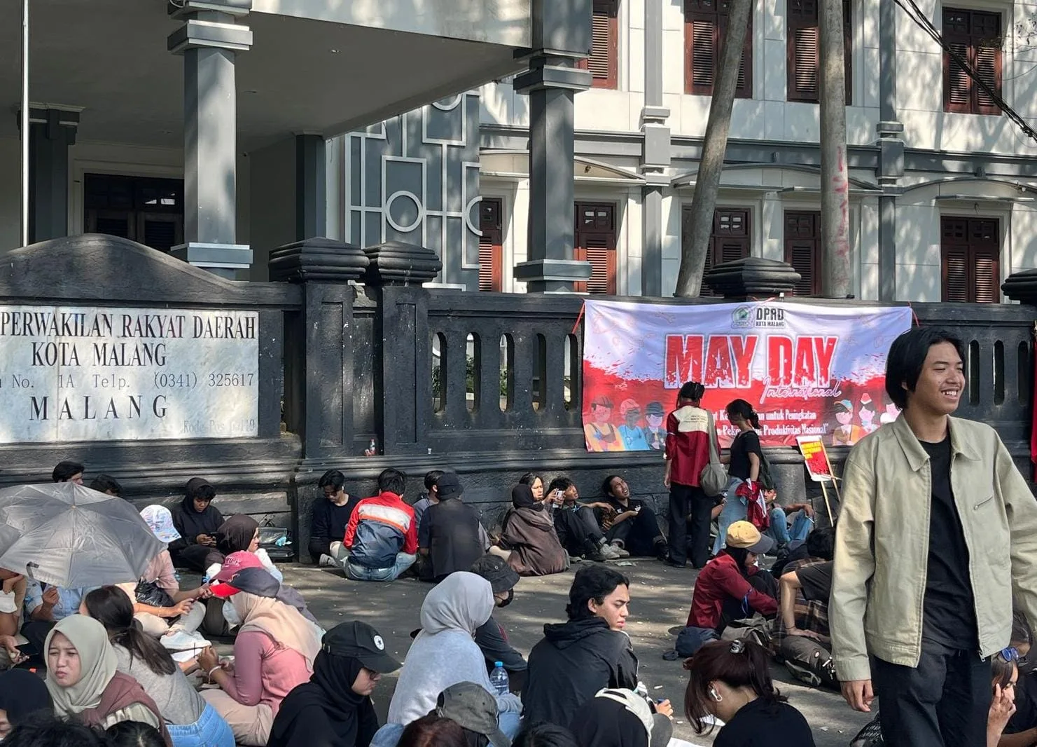 Aksi buruh dan mahasiswa dalam peringatan May Day 2025 di Kota Malang. (Foto/M Sholeh)