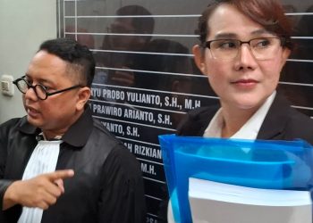 Isa Zega (kanan) didampingi kuasa hukumnya, Pitra Romadoni Nasution. Foto: Aisyah Nawangsari Putri