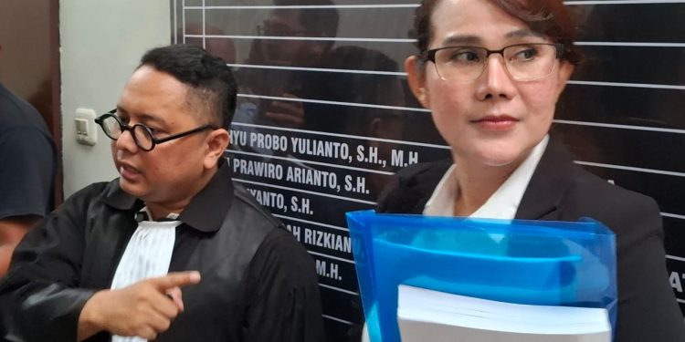 Isa Zega (kanan) didampingi kuasa hukumnya, Pitra Romadoni Nasution. Foto: Aisyah Nawangsari Putri