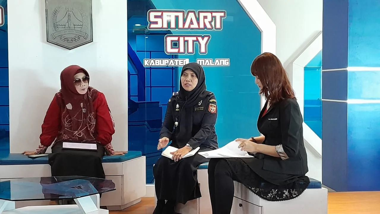 Kepala Seksi Penyuluhan dan Layanan Informasi Kantor Bea Cukai Malang, Dwi Prasetyo Rini memaparkan alokasi DBHCHT untuk kesejahteraan sosial di acara talkshow Diskominfo Kabupaten Malang./Foto: Tugumalang.id/Bagus Rachmad Saputra.