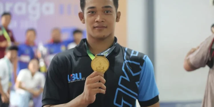 Mahasiswa UIBU Malang, Adam Maulana meraih medali emas dalam ajang Invitasi Cabang Olahraga Beladiri Mahasiswa 2025. (Foto/dok. UIBU Malang)
