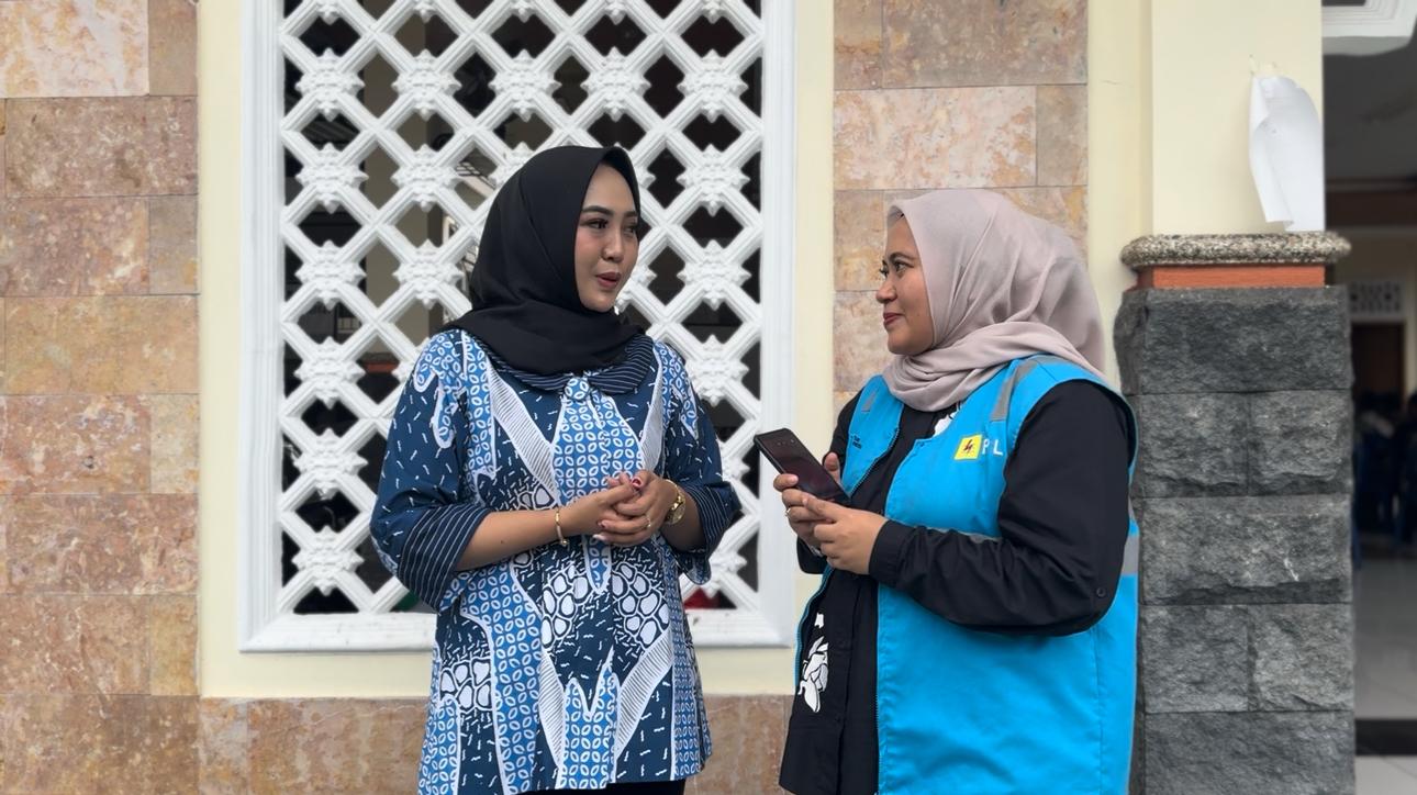 Kepala Desa Senggreng, Rendyta bersama perwakilan PLN Sumberpucung. Foto/dok