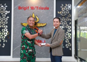 General Manager PT PLN (Persero) Unit Induk Distribusi (UID) Jawa Timur, Ahmad Mustaqir (kanan) bersama Komandan Brigade Infanteri (Danbrigif) 18/Trisula Malang, Kolonel Inf Risa Wahyu Pudji Setyawan, BS., M.Han. Foto/dok