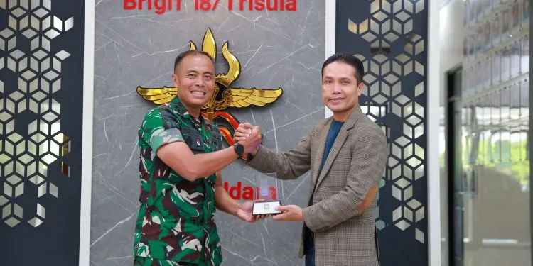 General Manager PT PLN (Persero) Unit Induk Distribusi (UID) Jawa Timur, Ahmad Mustaqir (kanan) bersama Komandan Brigade Infanteri (Danbrigif) 18/Trisula Malang, Kolonel Inf Risa Wahyu Pudji Setyawan, BS., M.Han. Foto/dok