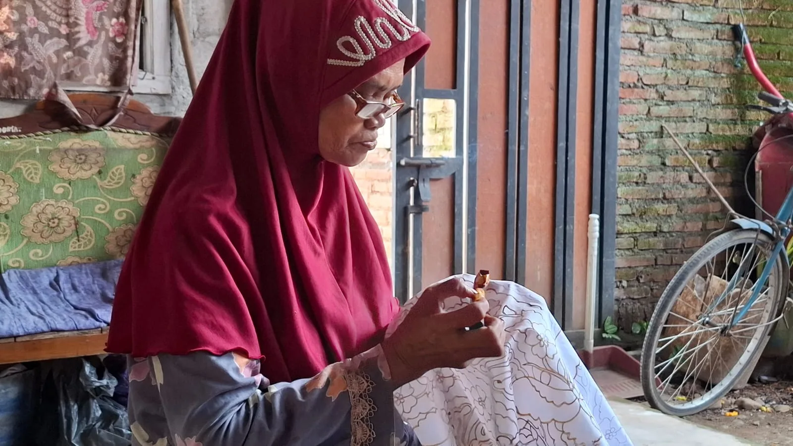 Seorang pembatik di rumah produksi Batik Eljava. Foto: Aisyah Nawangsari Putri