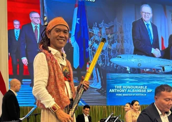 Joko Tebon, saat diundang memainkan didgeridoo di Istana Negara. Foto: Dok