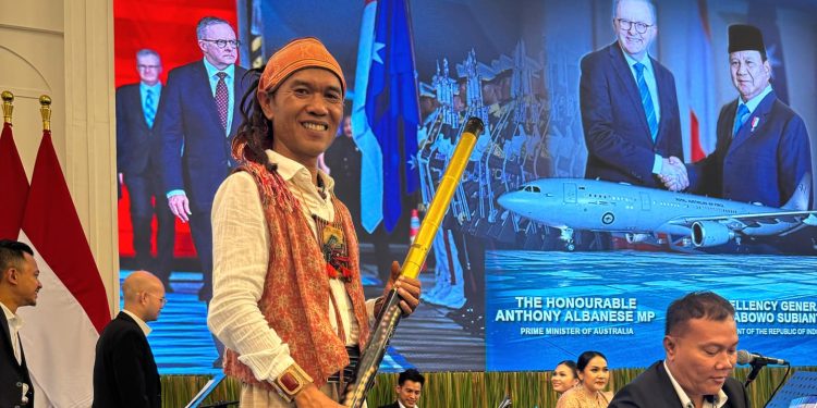 Joko Tebon, saat diundang memainkan didgeridoo di Istana Negara. Foto: Dok