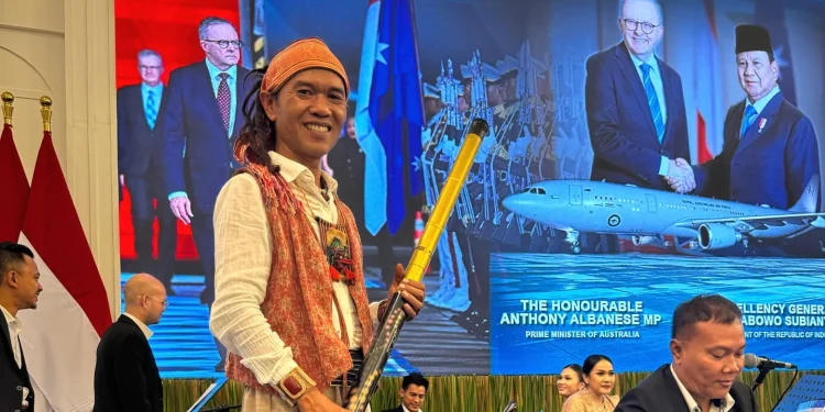 Joko Tebon, saat diundang memainkan didgeridoo di Istana Negara. Foto: Dok