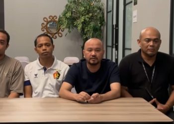 Presidium Aremania, Ali Rifki (tengah) menyampaikan permohonan maaf kepada tim Persik Kediri pasca insiden pelemparan batu ke bus tim. /Foto: Instagram @aremafcofficial.