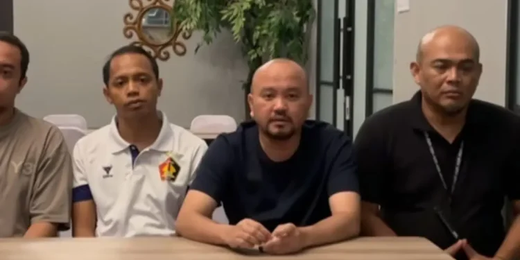 Presidium Aremania, Ali Rifki (tengah) menyampaikan permohonan maaf kepada tim Persik Kediri pasca insiden pelemparan batu ke bus tim. /Foto: Instagram @aremafcofficial.