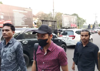 Dokter AY (bermasker) tiba di Polresta Malang Kota untuk menjalani pemeriksaan lanjutan. (Foto/M Sholeh)
