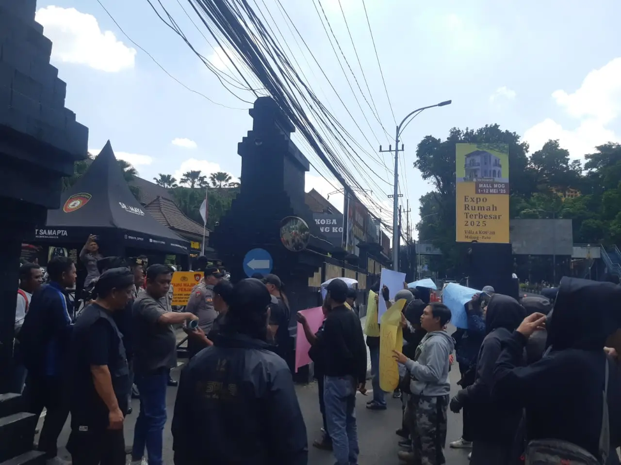 Puluhan massa menggelar aksi di depan Polresta Malang Kota. Mereka melaporkan Roy Suryo. (Foto/M Sholeh)