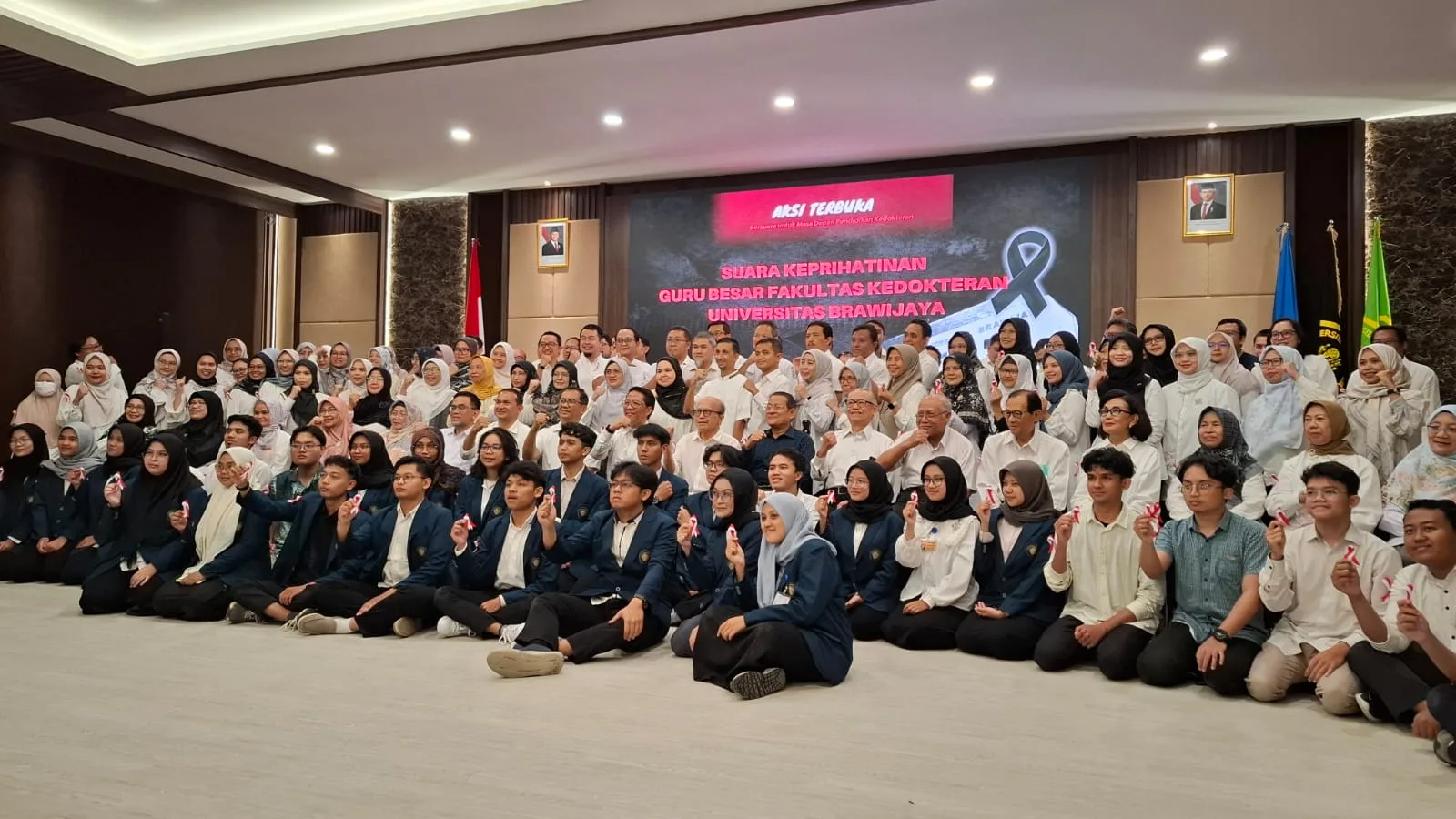 Aksi para guru besar dan sivitas akademika FK UB kritisi kebijakan baru Menkes Budi Gunadi Sadikin. Foto: Azmy