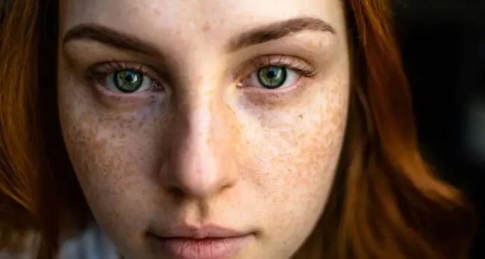 Manfaat kandungan herbal yang diungkapkan Penawar Herbal Medicine untuk mengatasi kulit kusam dan breakout setelah lembur. /Foto: Unsplash.com/Daniil Lebedev