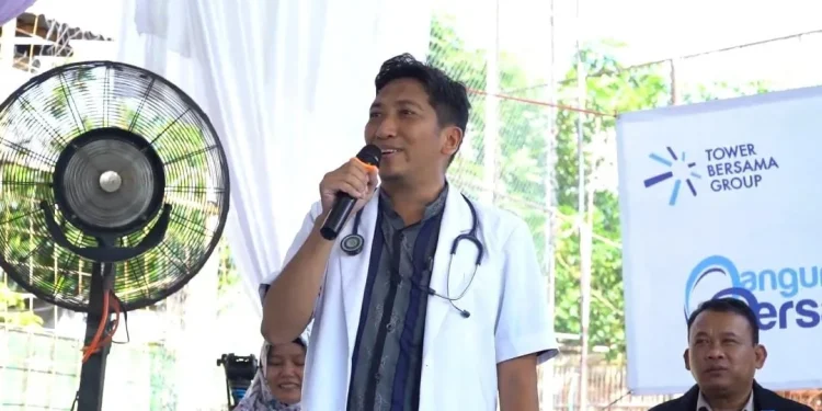 dr Muhammad Iqbal memberikan edukasi gizi seimbang kepada para ibu di Kelurahan Cengkareng Timur. Foto: dok. TBIG