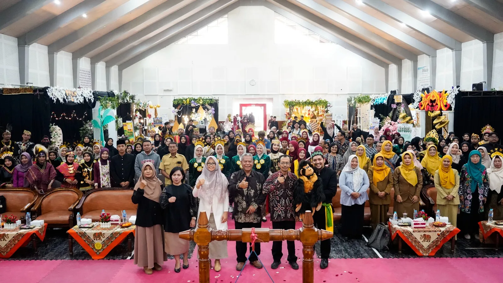 Rektor Unikama bersama jajaran pimpinan kampus berpose bersama mahasiswa PPG Unikama di acara Gelar Karya./Foto: Dok.Unikama.