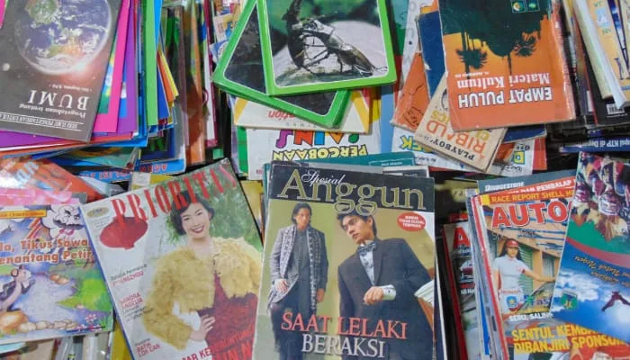 Koleksi literatur lawas di salah satu lapak yang ada di Pasar Velodrome Malang./Foto: Tugumalang.id/Bagus Rachmad Saputra.